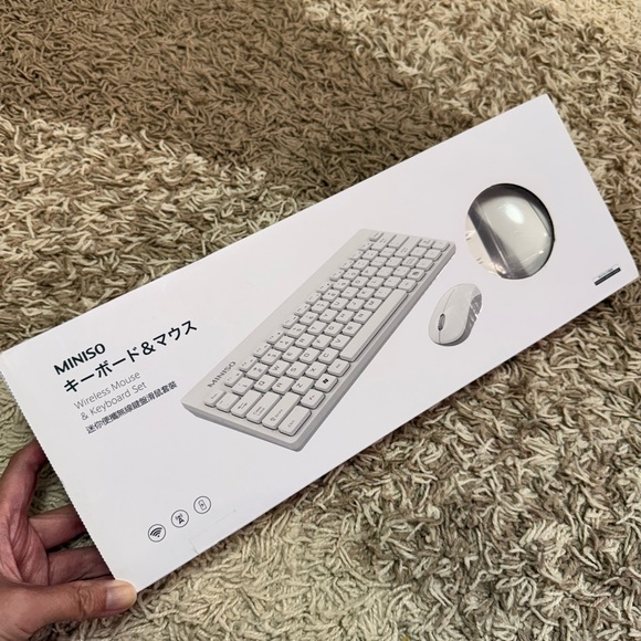 NIB MINISO Mini Wireless Keyboard and Mouse Set White - Picture 2 of 9